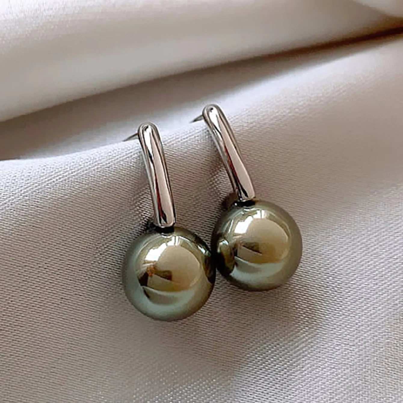 Vintage Classic Charm Gray Pearl Stud Earrings for Women Temperament Gold Color Geometry Korean Fashion Jewelry Accessories Gift