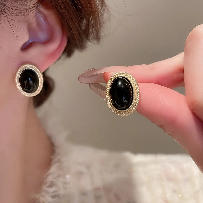 2024 New Retro Gold Color Metal Line Black Oval Shaped Stud Earrings for Women Advanced Design Elegant Young Girls Party Jewelry